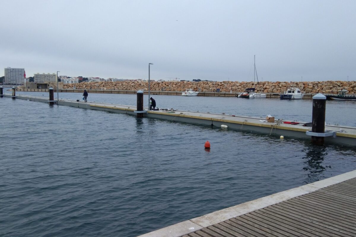 Función principal Proporcionar una plataforma estable y duradera para el amarre de embarcaciones.