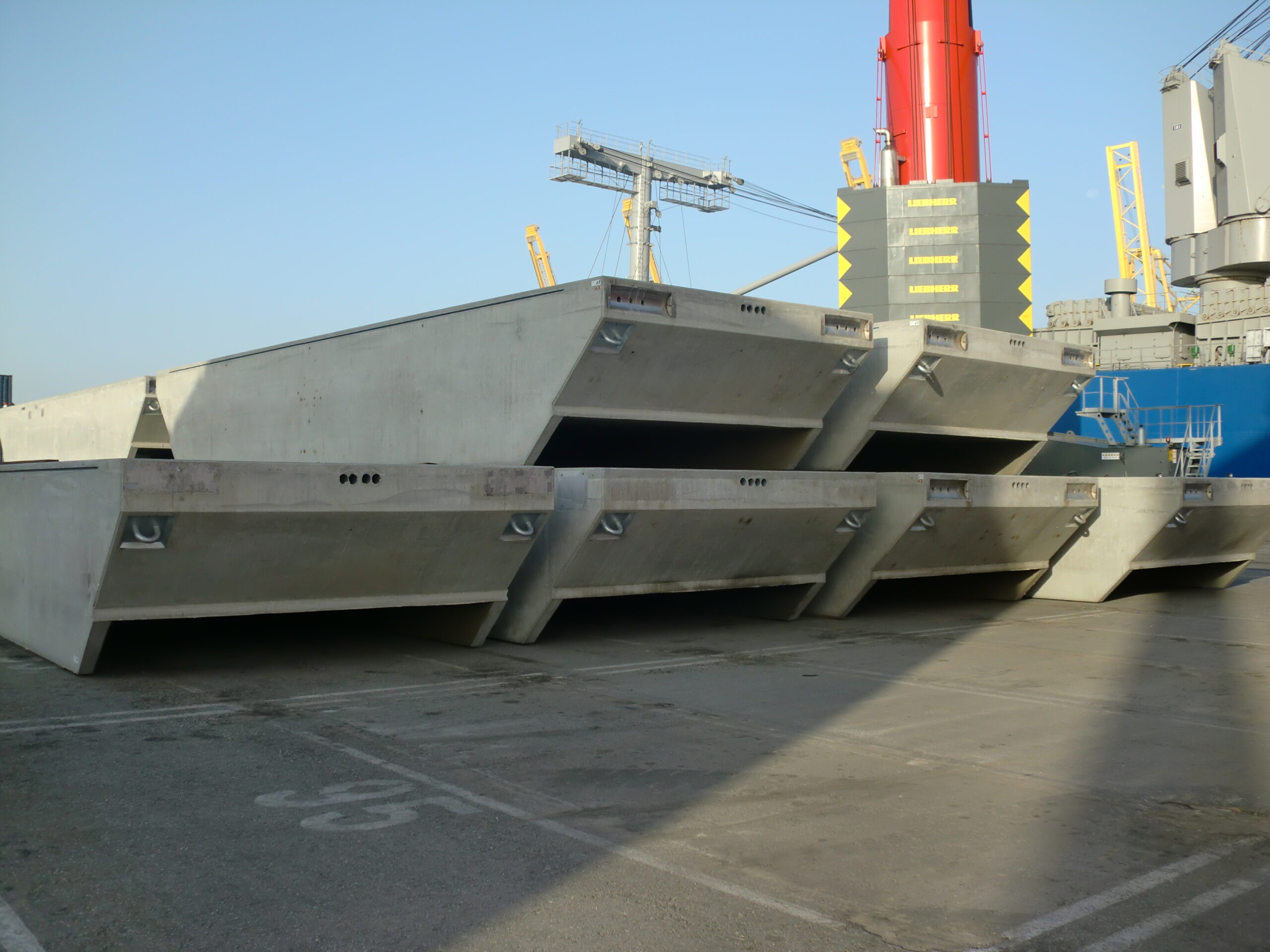 Los rompeolas flotantes se utilizan para proteger láminas de agua semi-expuestas, tanto en entornos portuarios como naturales, donde el oleaje se genera principalmente por la acción del viento o por el tráfico marítimo, y no por oleaje directo de mar abierto.